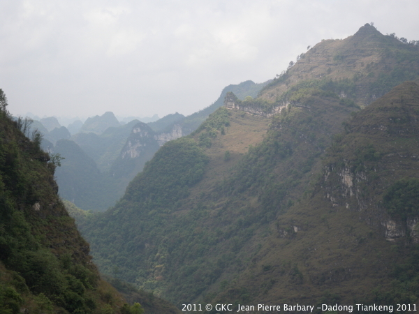 Les deux déversoirs bas du Tiankeng géant de Dadai æ‰“å²±å¤©å‘ (Pingtang å¹³å¡˜ Guizhou)