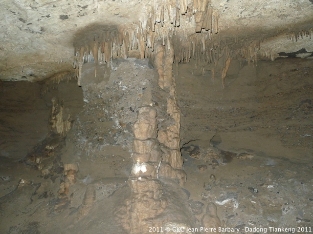 Grotte de Yinpandong 营盘洞, concrétions noyées dans les sédiments Zheng'an Fuyan Guizhou