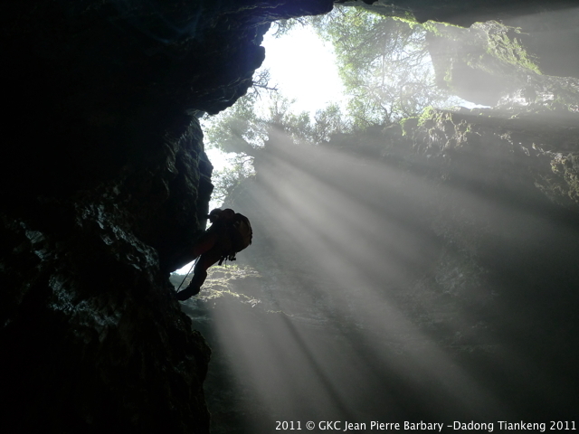 Puits d'entrée à la grotte de Qicaidong Zheng'an Fuyan Guizhou