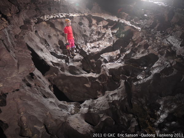 A petite comme à grande échelle les formes de corrosion sont omniprésente dans la grotte de Liangfengdong 凉风洞 (Tangbian 塘边 Pingtang 平塘 Guizhou)