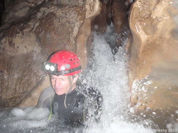 Dans la rivière de la grotte de Dadaitangdong æ‰“å²±å¡˜æ´ž (Tangbian å¡˜è¾¹ Pingtang å¹³å¡˜ Guizhou)