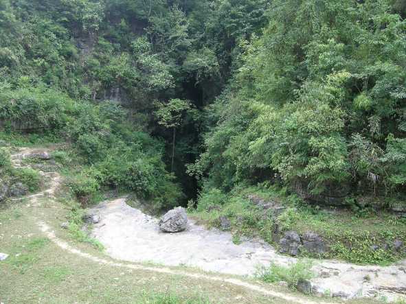 Entrée de la grotte de Laoyindong è€é¹°æ´ž (Suiyang Guizhou) photo Guizh'août 2006 J.Bottazzi