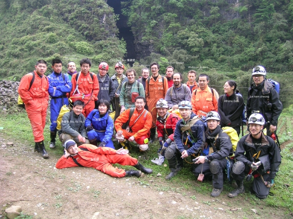 The training course team devant l'entrée de Yinhedong 阴河洞 (district de Suiyang 绥阳, Guizhou 贵州省, Chine) photo Jean Pierre Barbary Guizhou 007 2007
