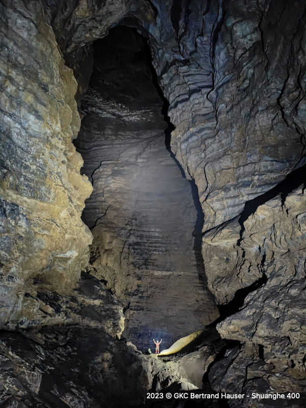 La Galerie du Cap Nord dans la grotte de Bojiyan 簸箕岩 est à poursuivre, sa position, son gabarit et les nombreux départs non explorés permettent bien des espoirs... (Réseau de Shuanghedong 双河洞 - Guizhou 贵州省, Zunyi 遵义市, Suiyang 绥阳)