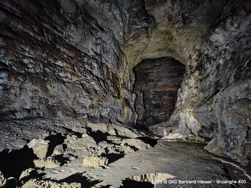 La Galerie du Cap Nord dans la grotte de Bojiyan 簸箕岩 est à poursuivre, sa position, son gabarit et les nombreux départs non explorés permettent bien des espoirs... (Réseau de Shuanghedong 双河洞 - Guizhou 贵州省, Zunyi 遵义市, Suiyang 绥阳)