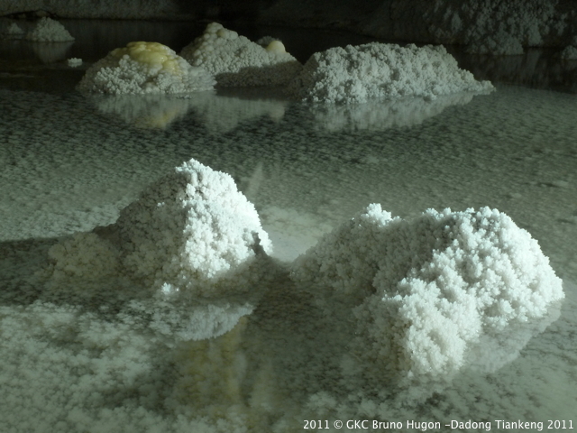 Amas de calcite flottante dans la grotte de Qicaidong (Fuyan, Zheng'an, Guizhou)