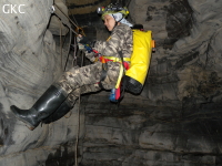 Franchissement d'une vasque dans la grotte de Xiadong au cours du stage de formation technique. Â© gkc-tiankeng 09 / jpb