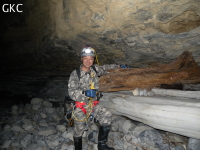 Ce tronc tÃ©moigne de la violence des crues dans la grotte de Xiadong-Yinhedong. Â© gkc-tiankeng 09 / jpbÂ© gkc-tiankeng 09 / jpb