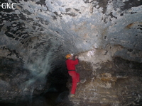 Dans Pixiaodong les croÃ»tes combinant gypse et calcite bleue (? en cours d'analyse) qui recouvre les plafonds et parois sur plusieurs centaines de mÃ¨tres carrÃ©s. Â© gkc-tiankeng 09 / jpb