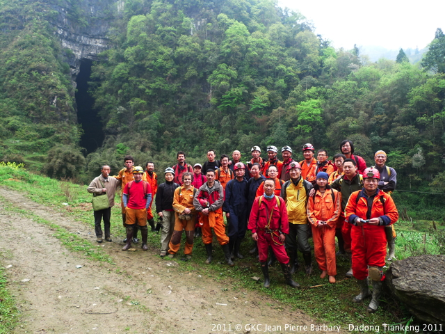 l'équipe du stage devant la grotte de Yinhedong Guizhou