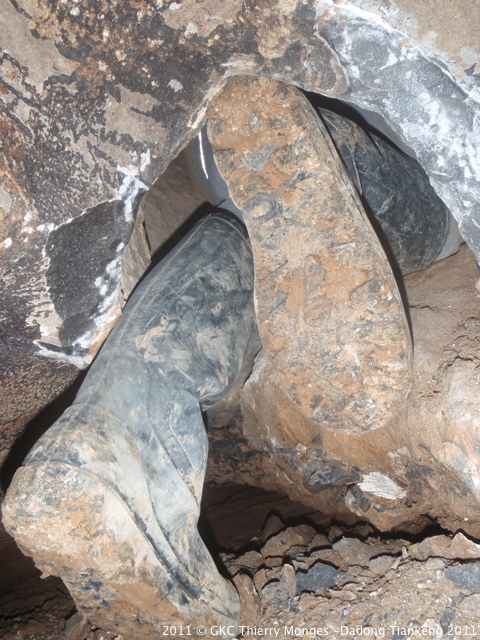 étroiture à la grotte de Liangfengdong 凉风洞 Guizhou