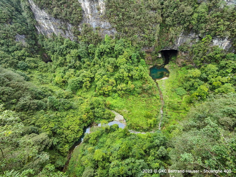 L'entrée amont de Longtanzhishuidong 龙潭子水 au fond de son verdoyant écrin que constitue le tiankeng de Longtanzhi (Réseau de Shuanghedong 双河洞 - Guizhou 贵州省, Zunyi 遵义市, Suiyang 绥阳)