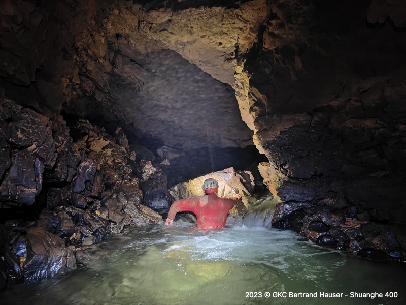 Progression aquatique dans la Rivière du 500m nage libre grotte de Duiwodong 堆窝洞 (Réseau de Shuanghedong 双河洞 - Guizhou 贵州省, Zunyi 遵义市, Zheng'an 正安)