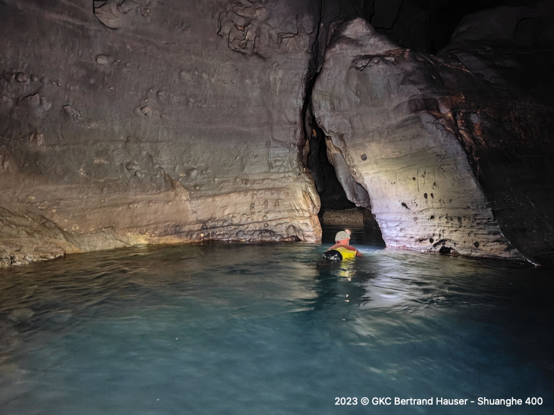 Progression aquatique dans la Rivière du 500m nage libre grotte de Duiwodong 堆窝洞 (Réseau de Shuanghedong 双河洞 - Guizhou 贵州省, Zunyi 遵义市, Zheng'an 正安)