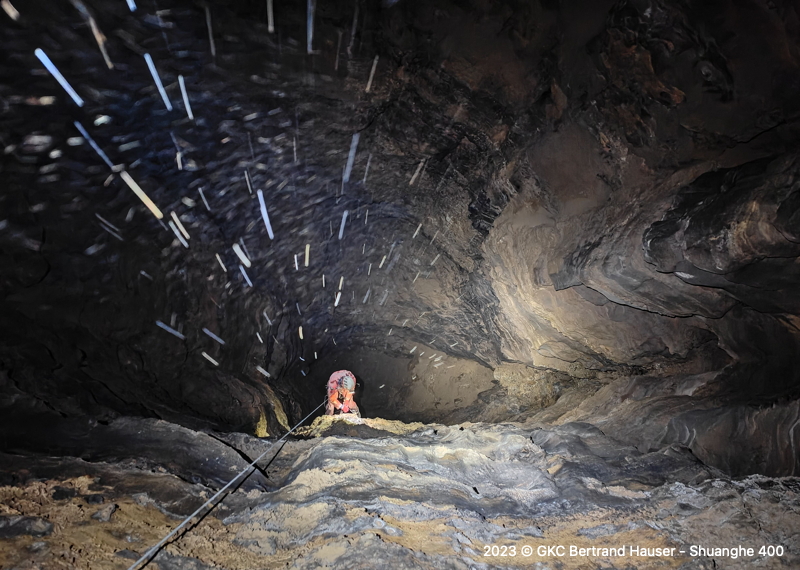 Remonté sur 30 mètres (accès au Coffre à trésor) depuis la lucarne de départ, le bien nommé Puits à rallonge dans la grotte de Bojiyan 簸箕岩 totalise 240 m de profondeur... (Réseau de Shuanghedong 双河洞 - Guizhou 贵州省, Zunyi 遵义市, Suiyang 绥阳)